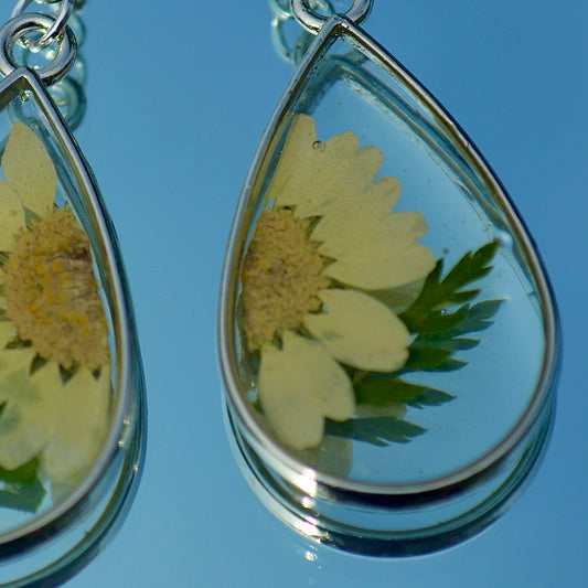 Teardrop White Daisy Flower Dangle Earrings